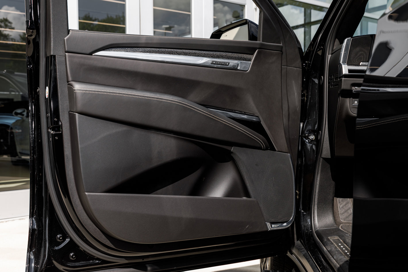 Used 2025 Cadillac Escalade ESV V image 19