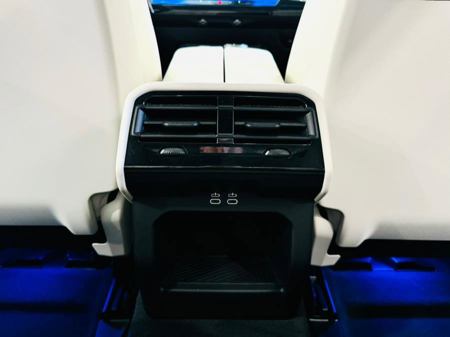 Used 2024 BMW 540i xDrive w/ Premium Package image 31