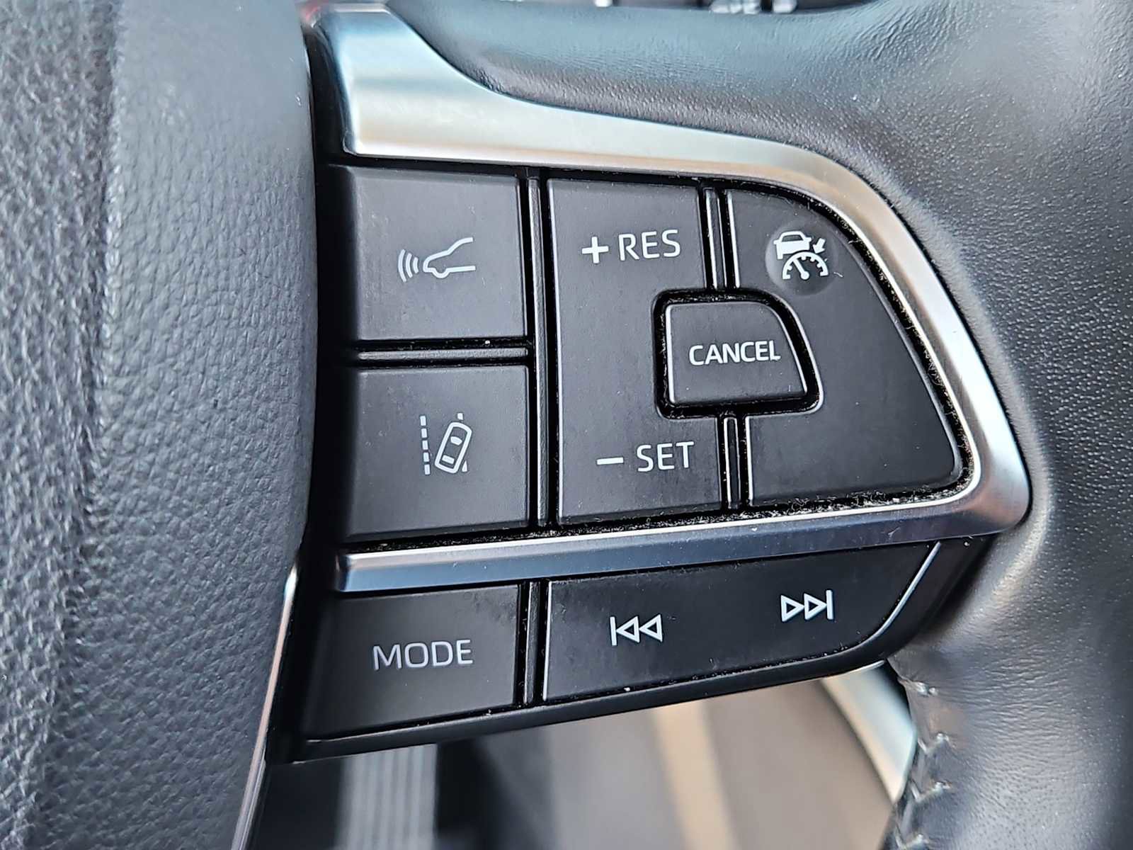 Used 2020 Toyota Highlander LE image 25