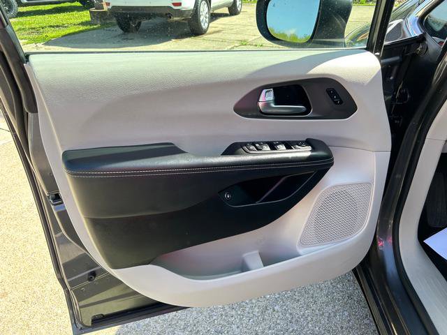 Certified 2023 Chrysler Pacifica Touring-L image 7