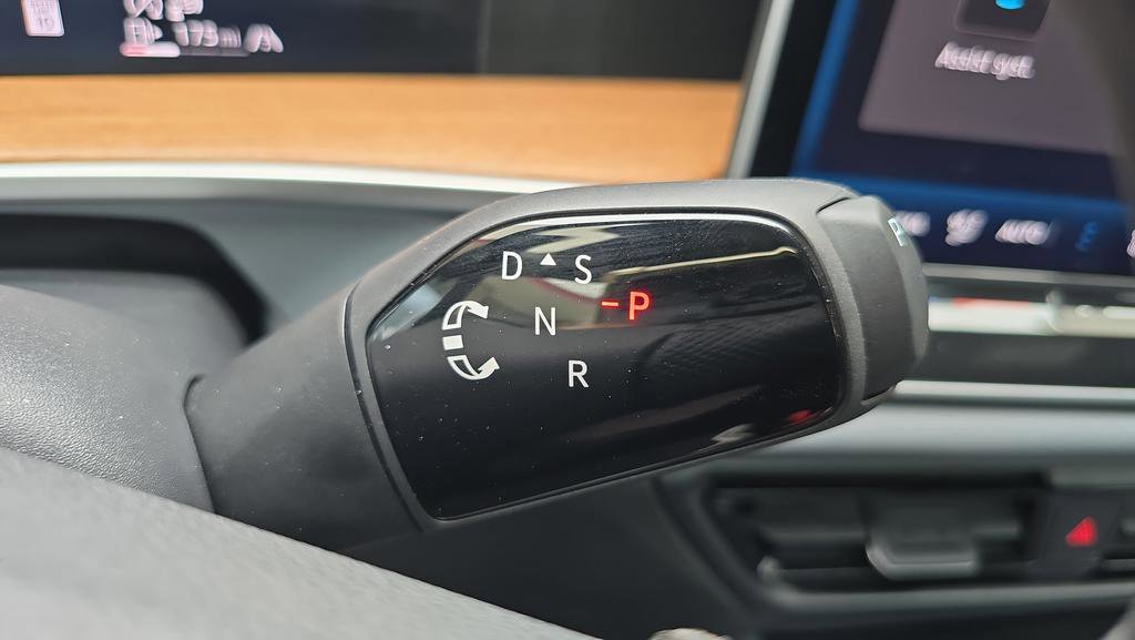 Used 2025 Volkswagen Tiguan SEL R-Line AWD/4WD image 17