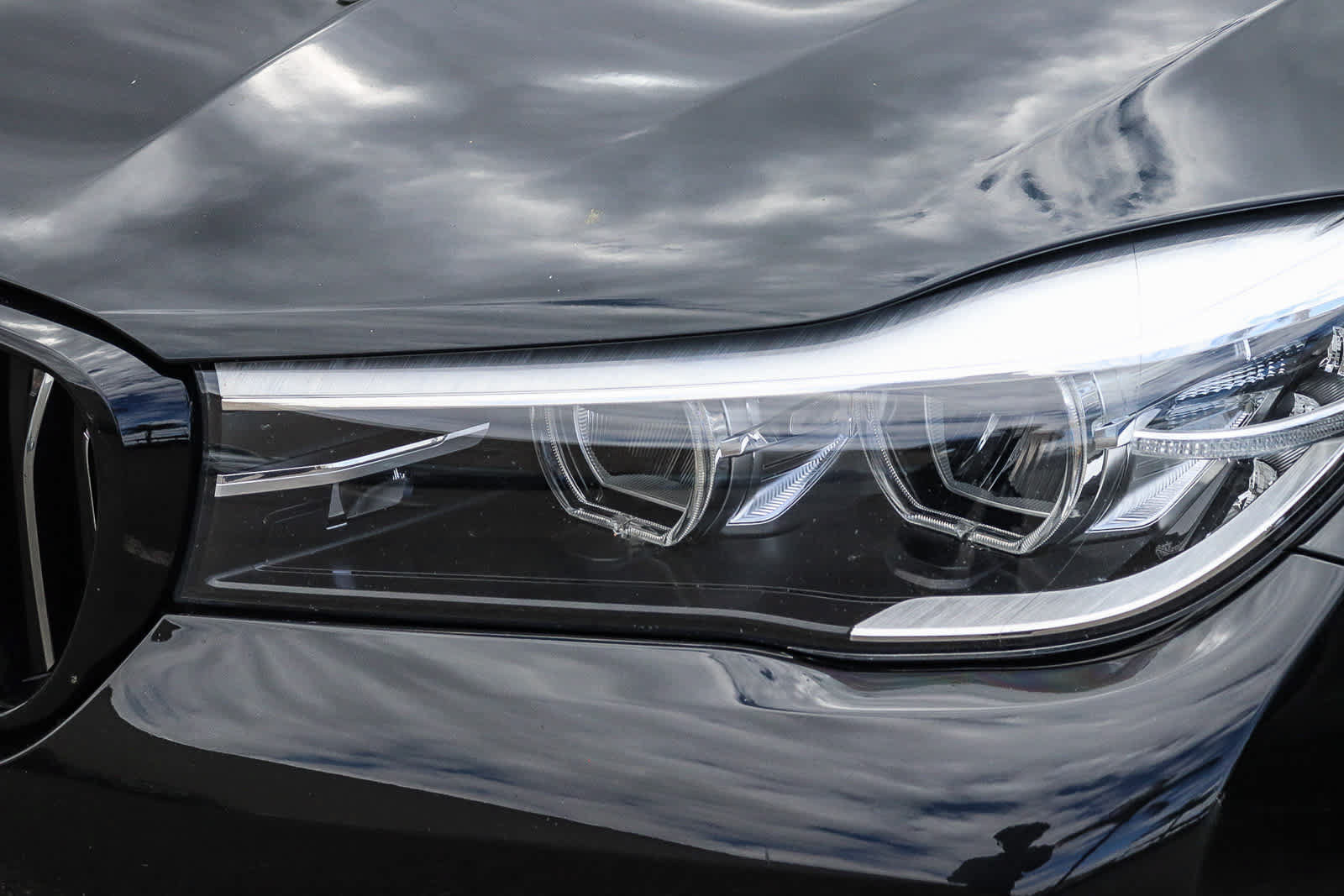 Used 2017 BMW 740e xDrive AWD/4WD image 2