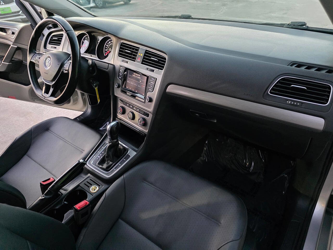 Used 2015 Volkswagen Golf S image 29