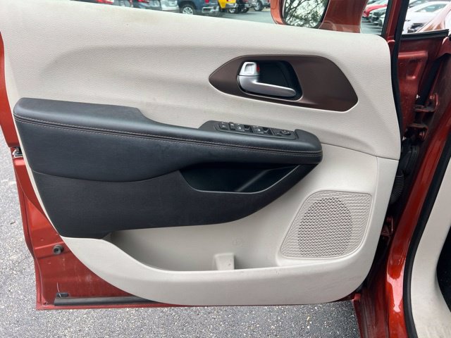 Used 2018 Chrysler Pacifica Touring-L w/ Tire & Wheel Group FWD image 24