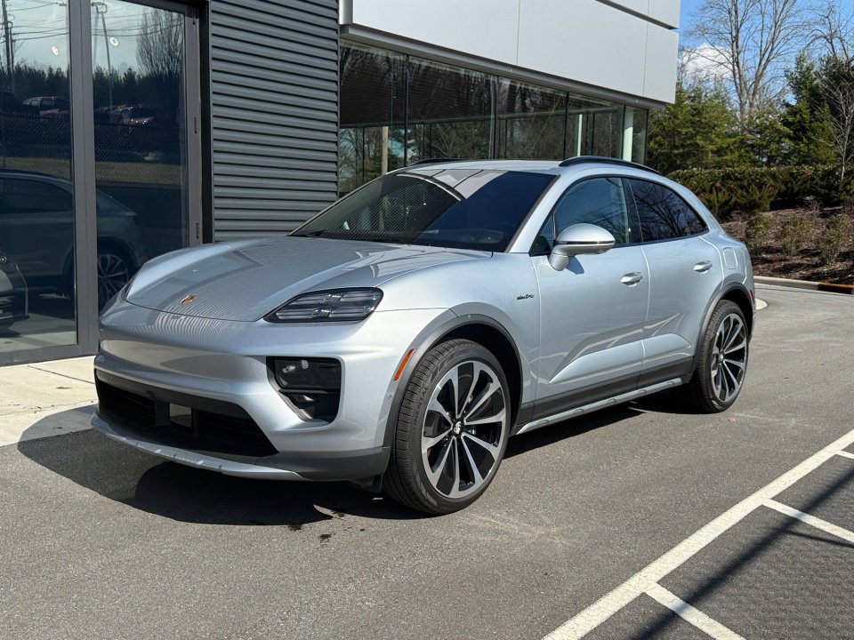 Certified 2025 Porsche Macan Electric image 1