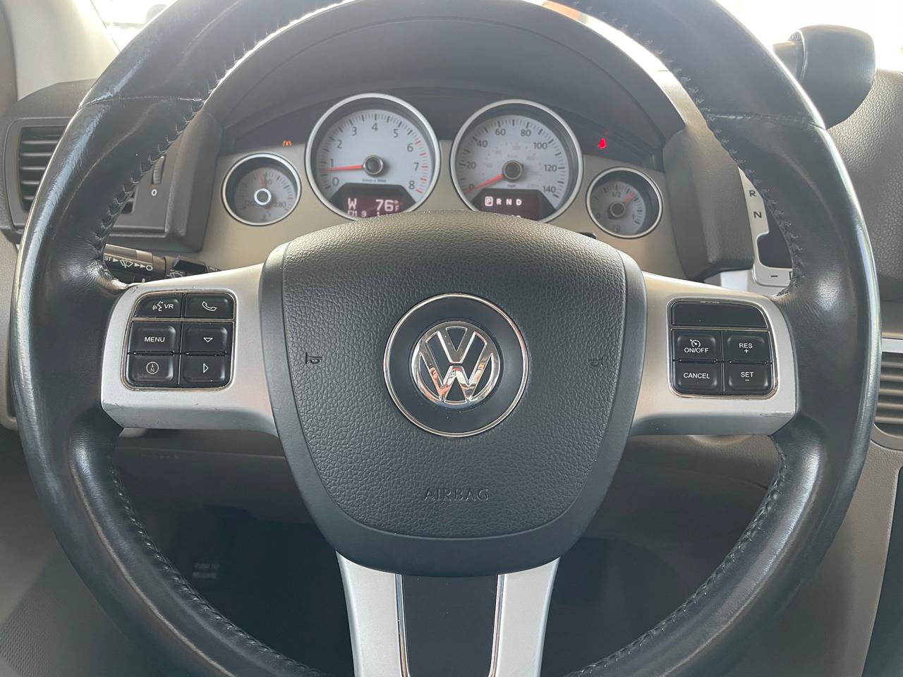 Used 2012 Volkswagen Routan SEL FWD image 10