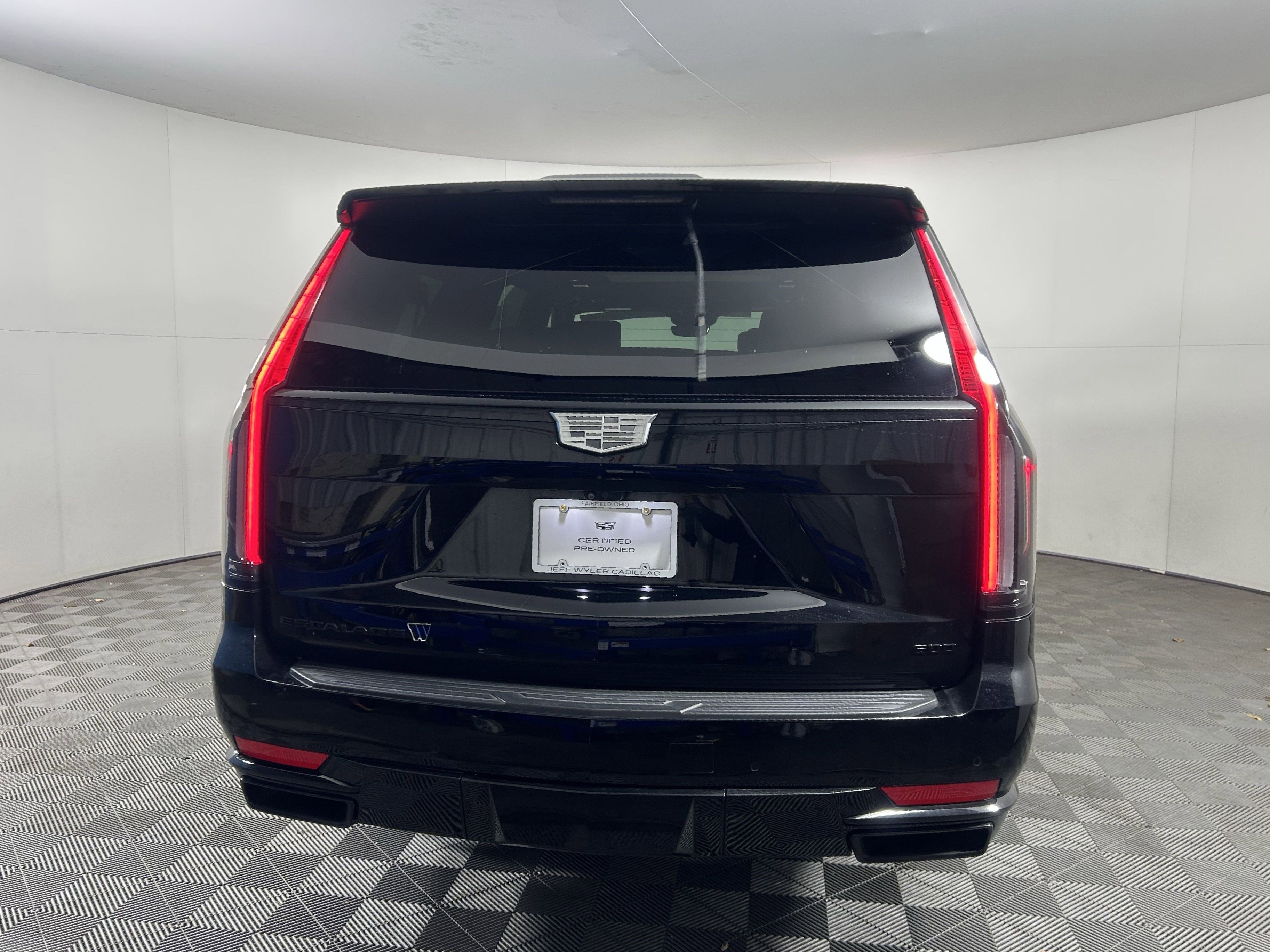 Used 2023 Cadillac Escalade ESV Sport w/ LPO, ONYX Package image 17