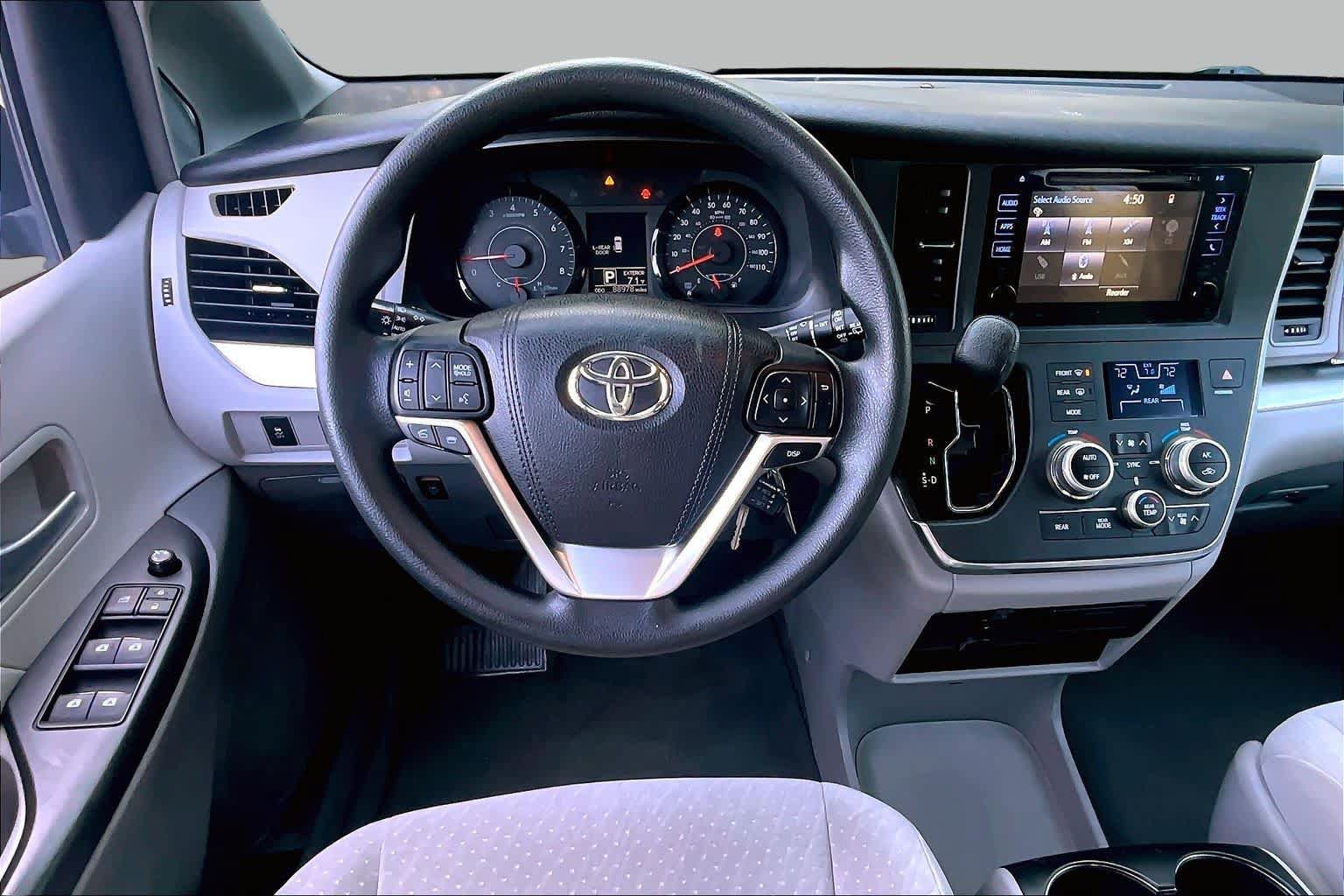 Used 2017 Toyota Sienna LE FWD image 6