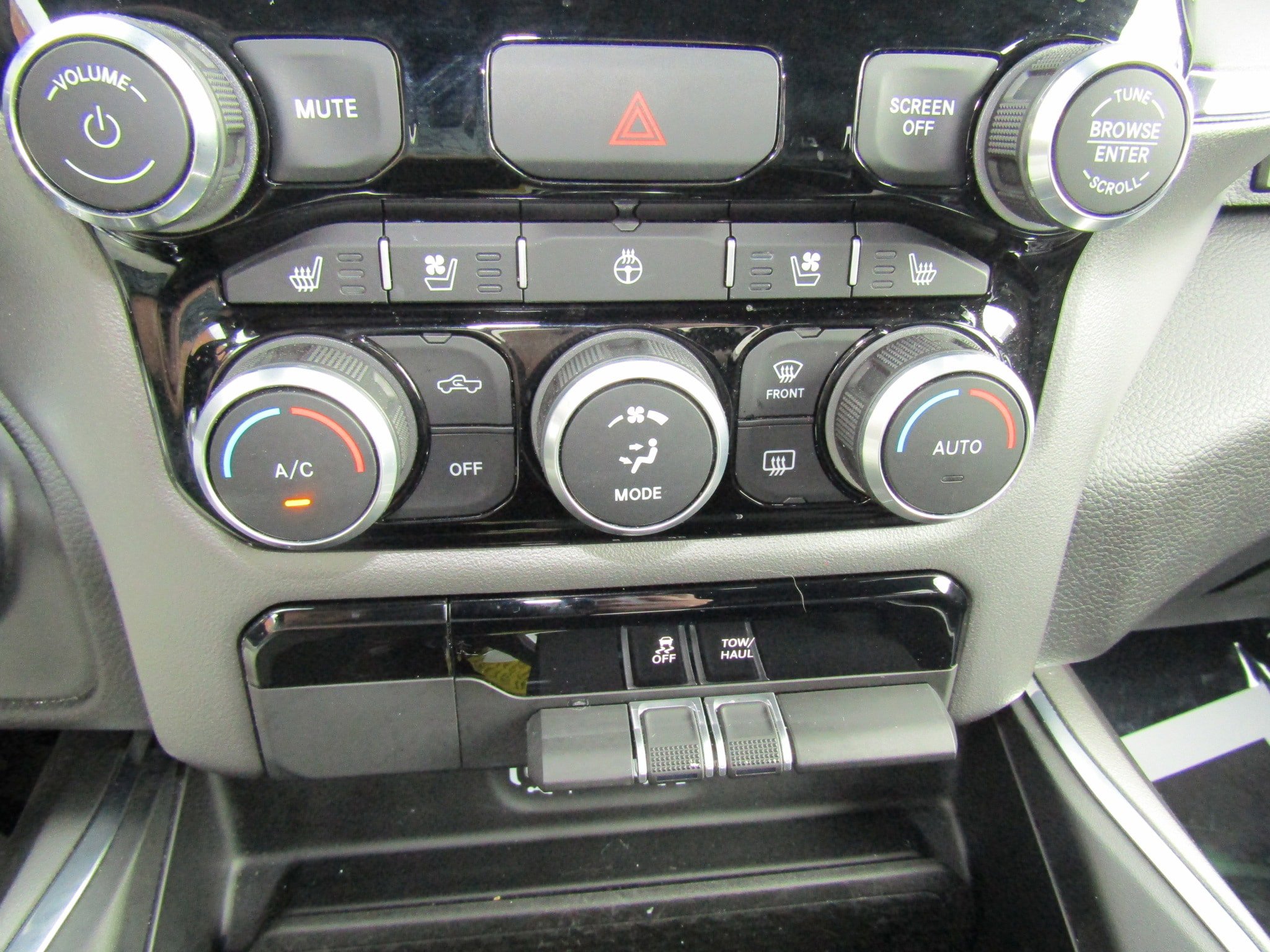 Used 2024 RAM 1500 Laramie AWD/4WD image 32