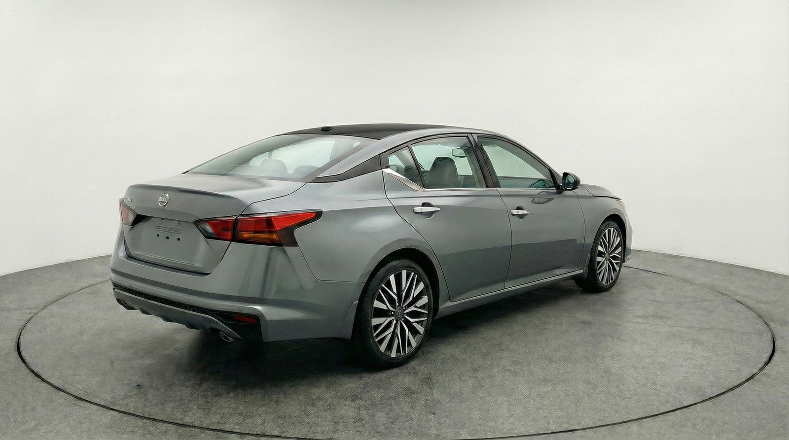 Used 2025 Nissan Altima 2.5 SV FWD image 9