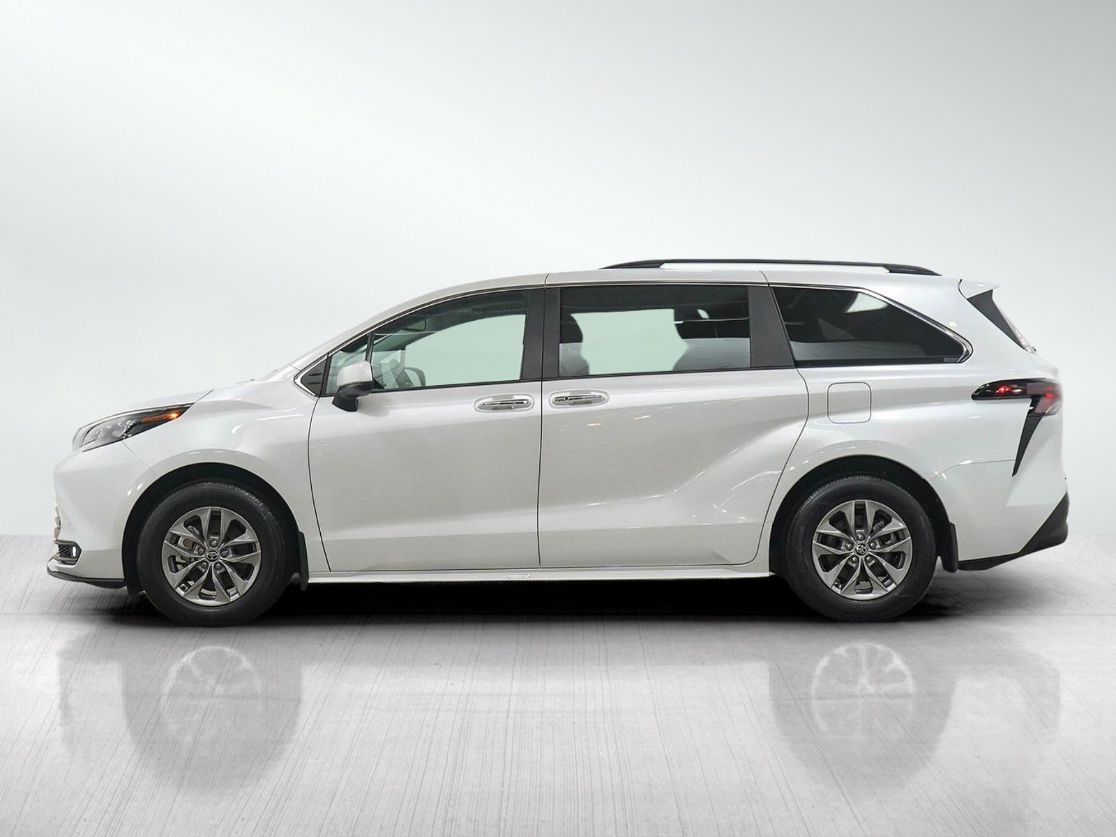 Used 2025 Toyota Sienna XLE w/ XLE Plus Package AWD/4WD image 2