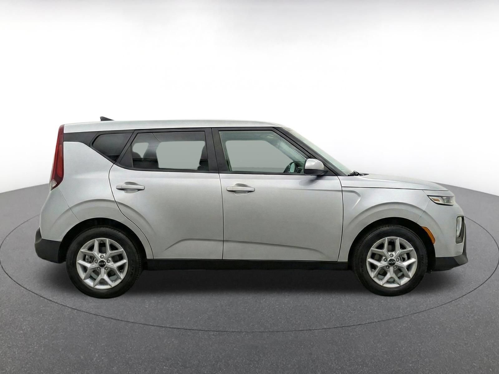 Used 2025 Kia Soul LX w/ LX Technology Package FWD image 13