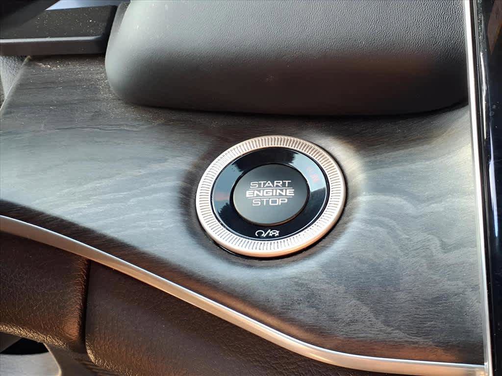 Used 2022 Jeep Grand Cherokee Overland w/ Luxury Tech Group IV AWD/4WD image 22