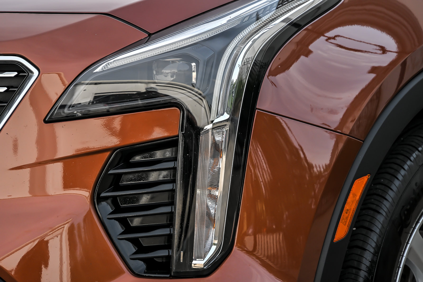 Used 2019 Cadillac XT4 Luxury w/ Cold Weather Package FWD image 7