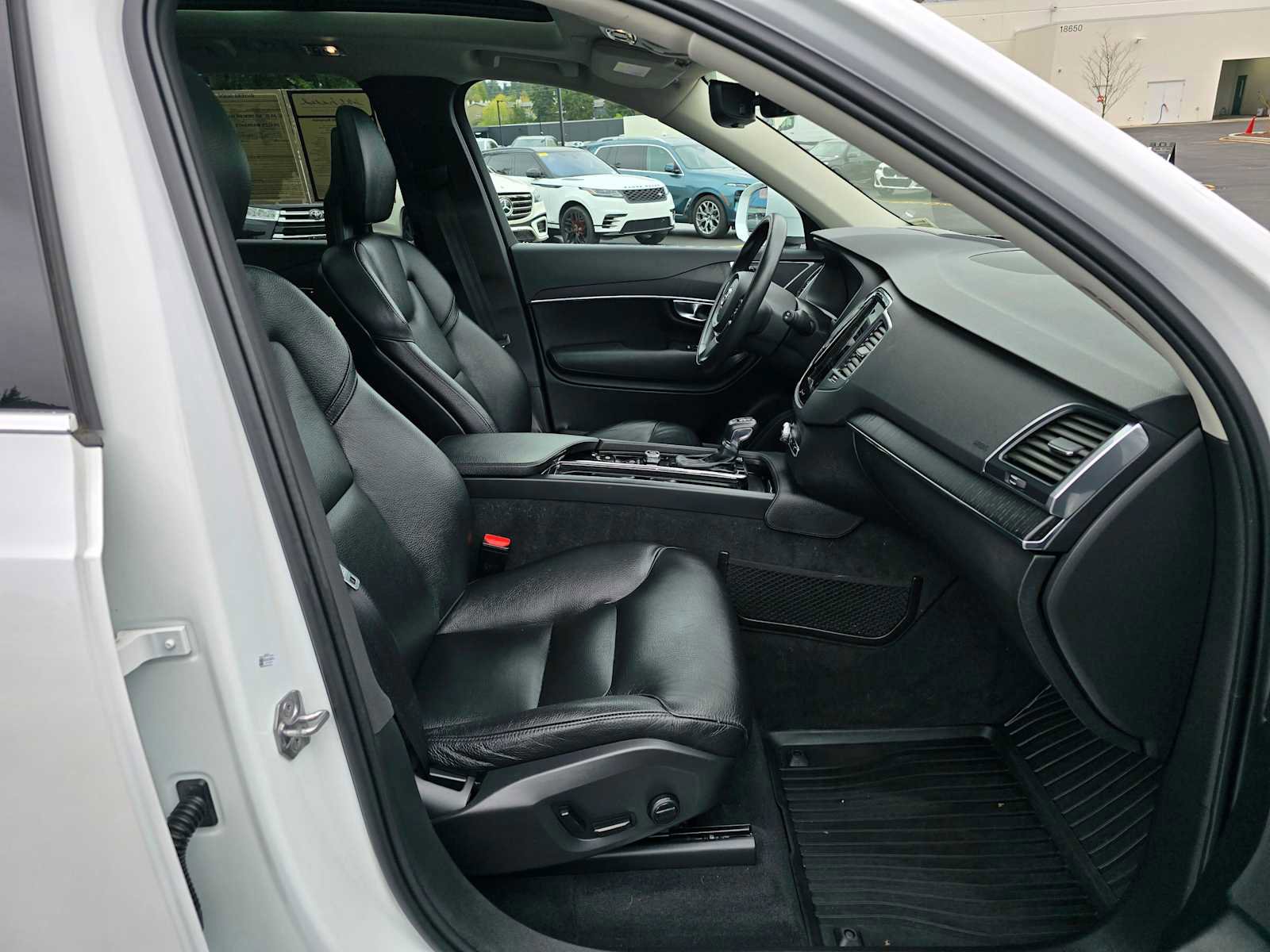 Used 2020 Volvo XC90 T6 Momentum AWD/4WD image 11