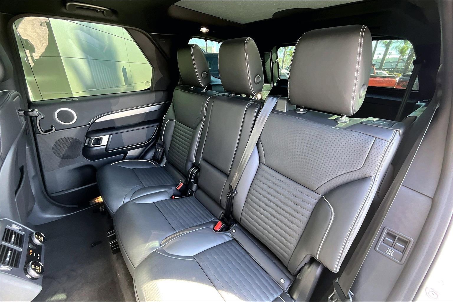 Used 2024 Land Rover Discovery Dynamic SE image 25