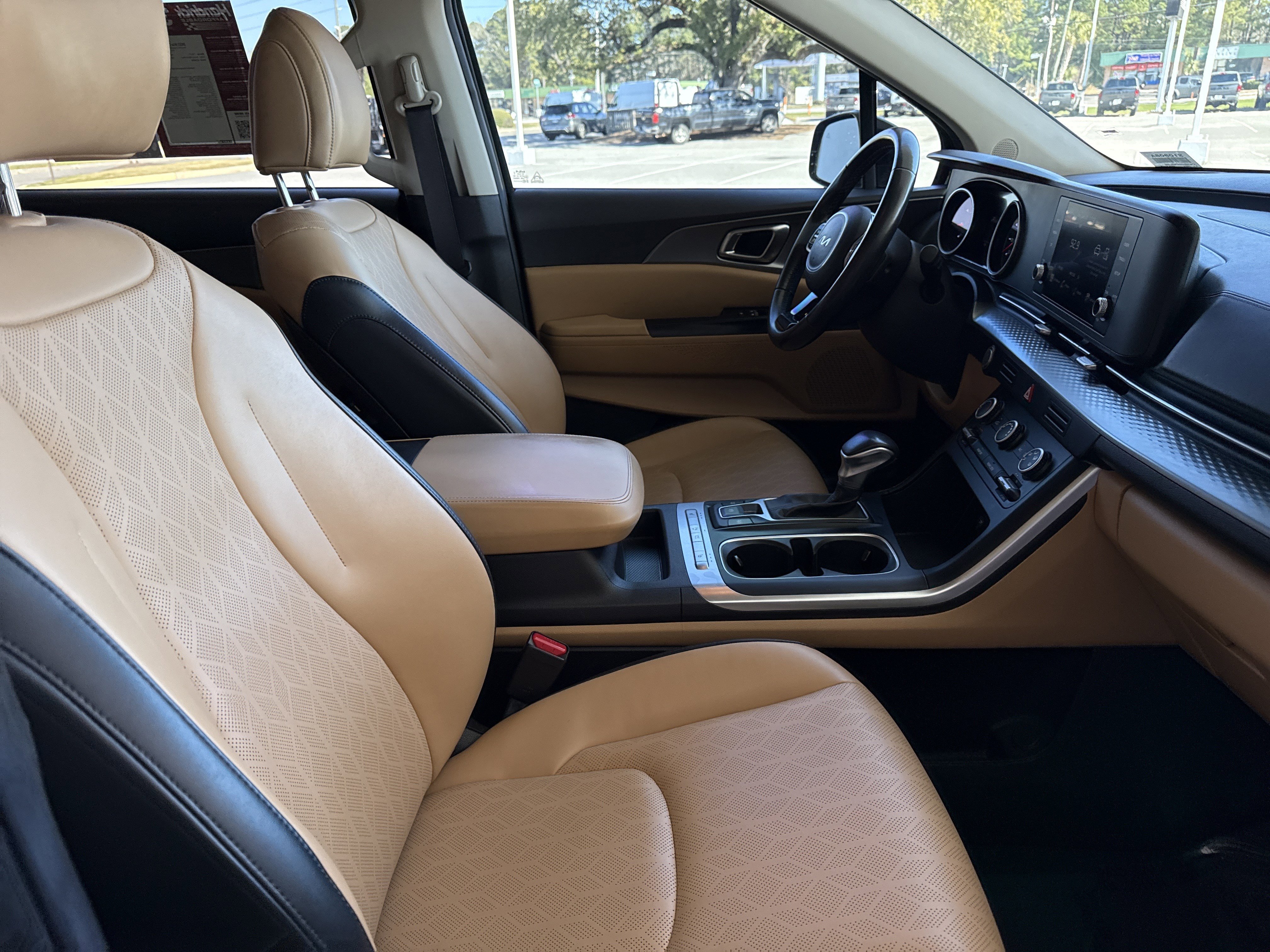 Used 2023 Kia Carnival LX image 32