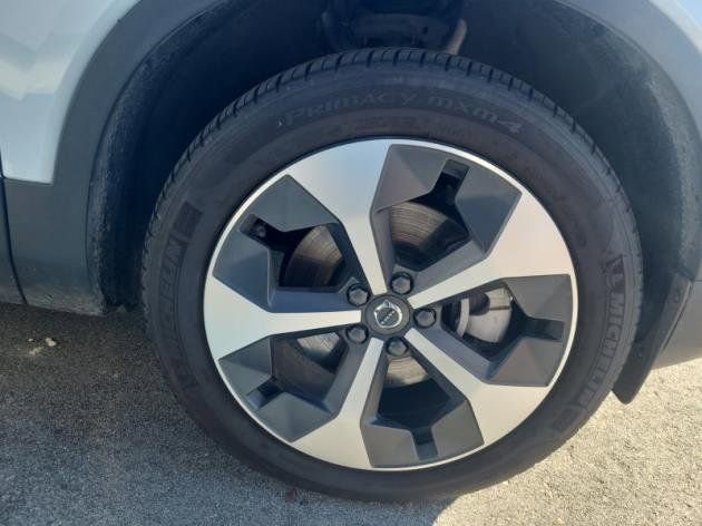 Certified 2025 Volvo XC40 B5 Core AWD/4WD image 11