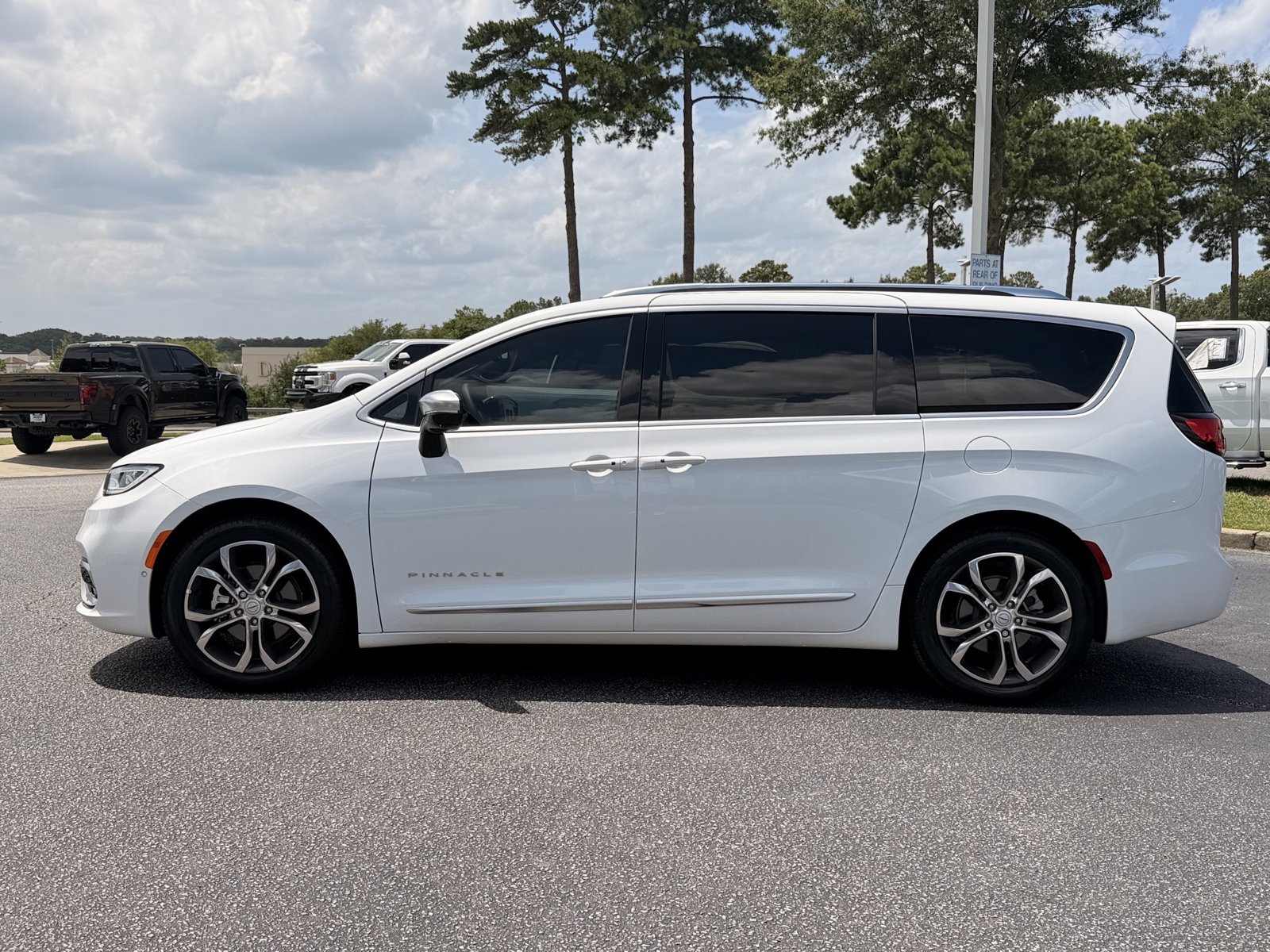 Used 2026 Chrysler Pacifica Pinnacle FWD image 16