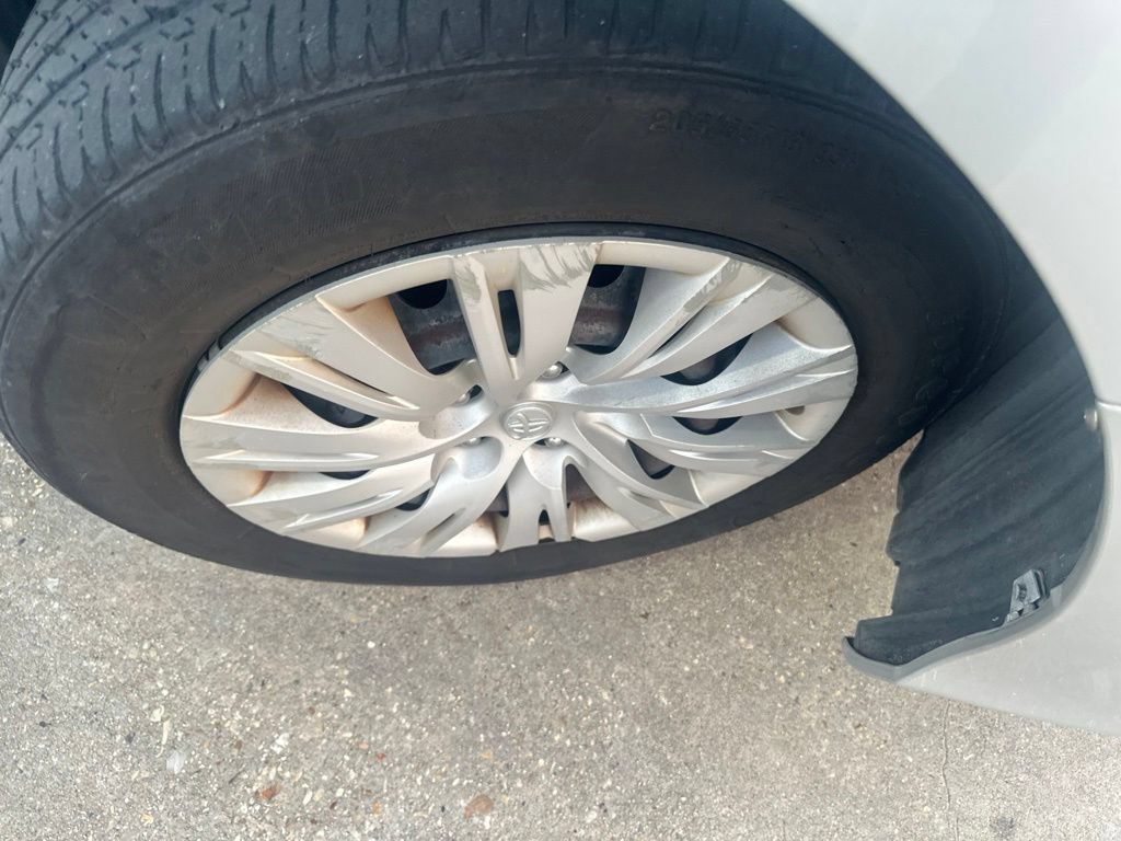 Used 2012 Toyota Camry LE FWD image 30