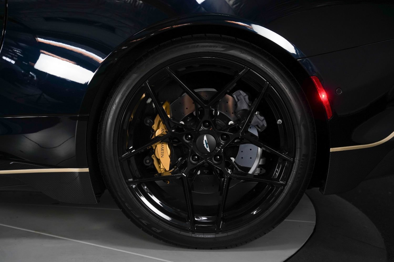 Used 2025 Aston Martin Vanquish RWD image 23