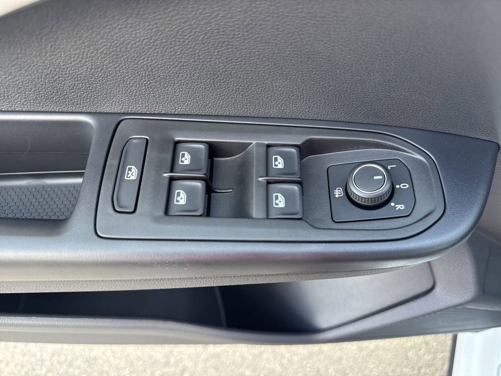 New 2025 Volkswagen Taos SE image 20