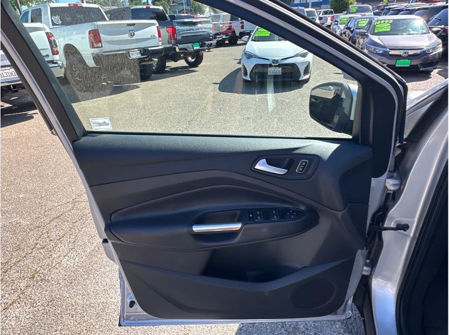 Used 2017 Ford Escape SE w/ Equipment Group 201A AWD/4WD image 15