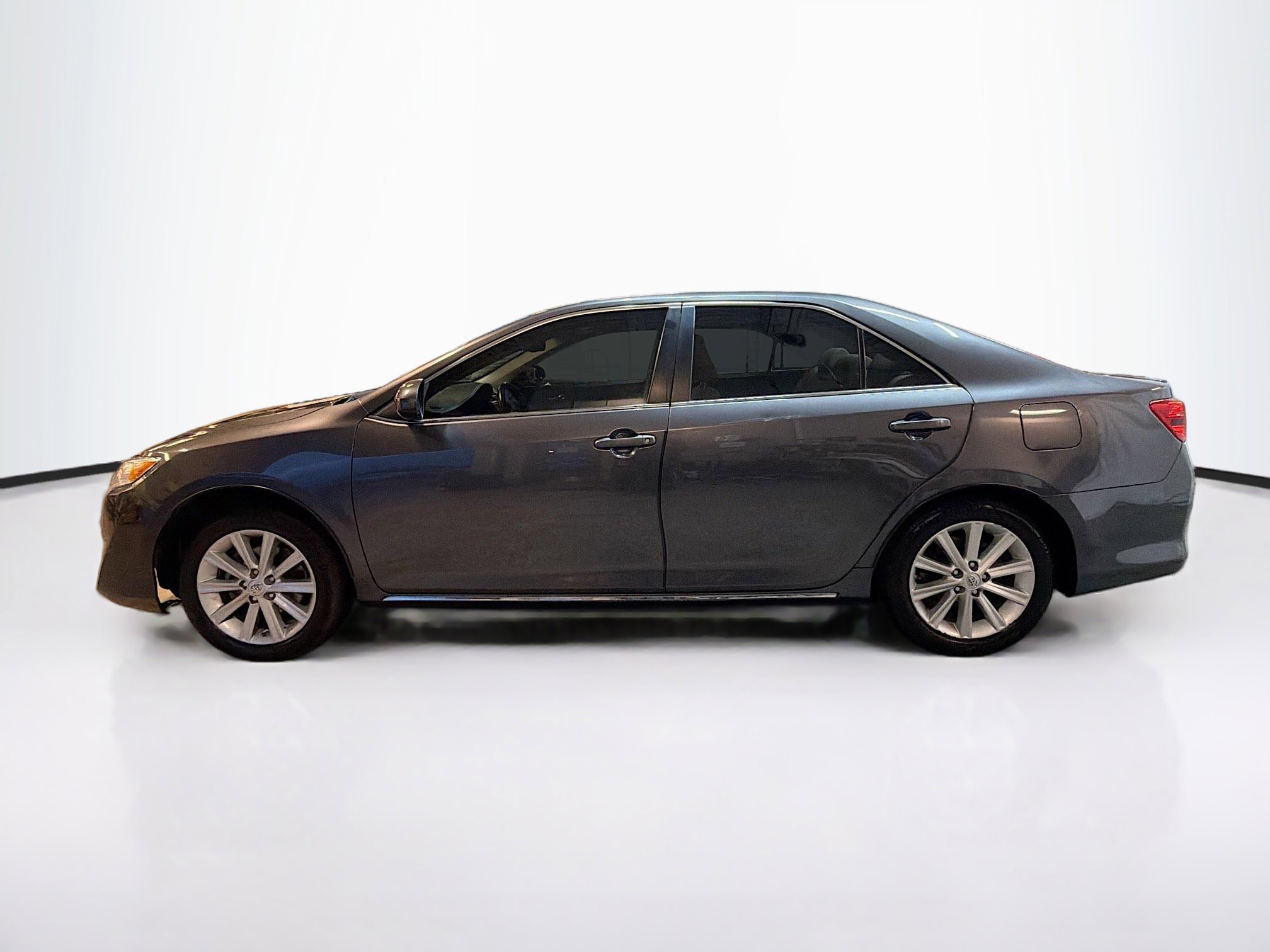 Used 2013 Toyota Camry XLE w/ Leather Pkg image 4
