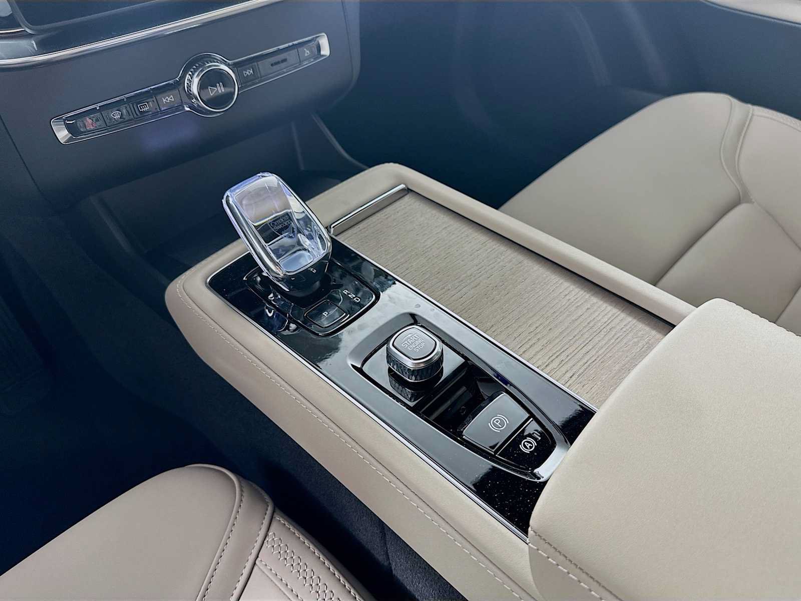 New 2026 Volvo XC90 T8 Plus w/ Protection Package Premier AWD/4WD image 15