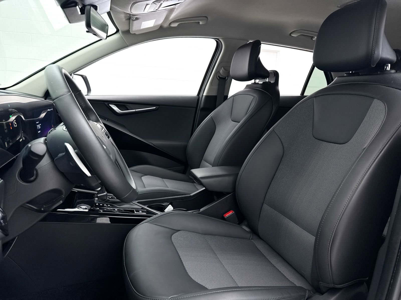 Certified 2025 Kia Niro EX image 20