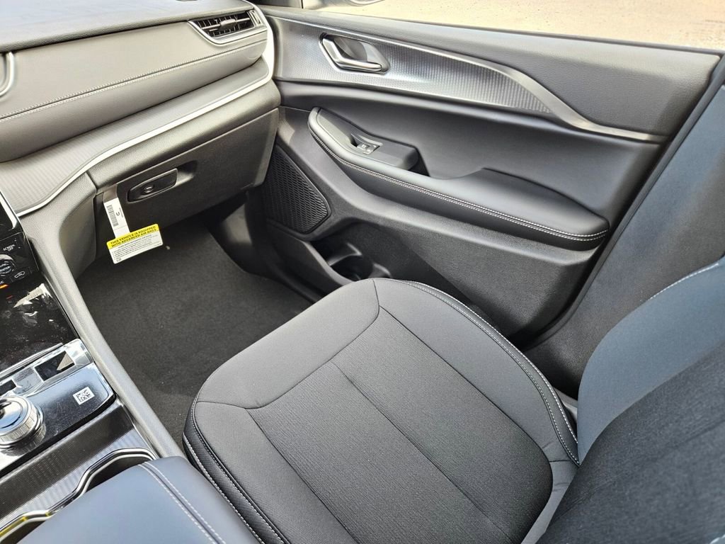 New 2025 Jeep Grand Cherokee Laredo X w/ Luxury Tech Group I image 15