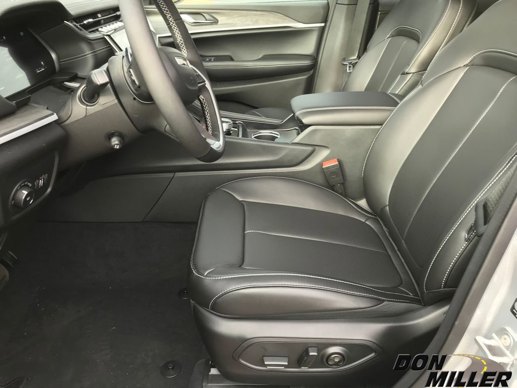 New 2025 Jeep Grand Cherokee Limited w/ Luxury Tech Group II image 13