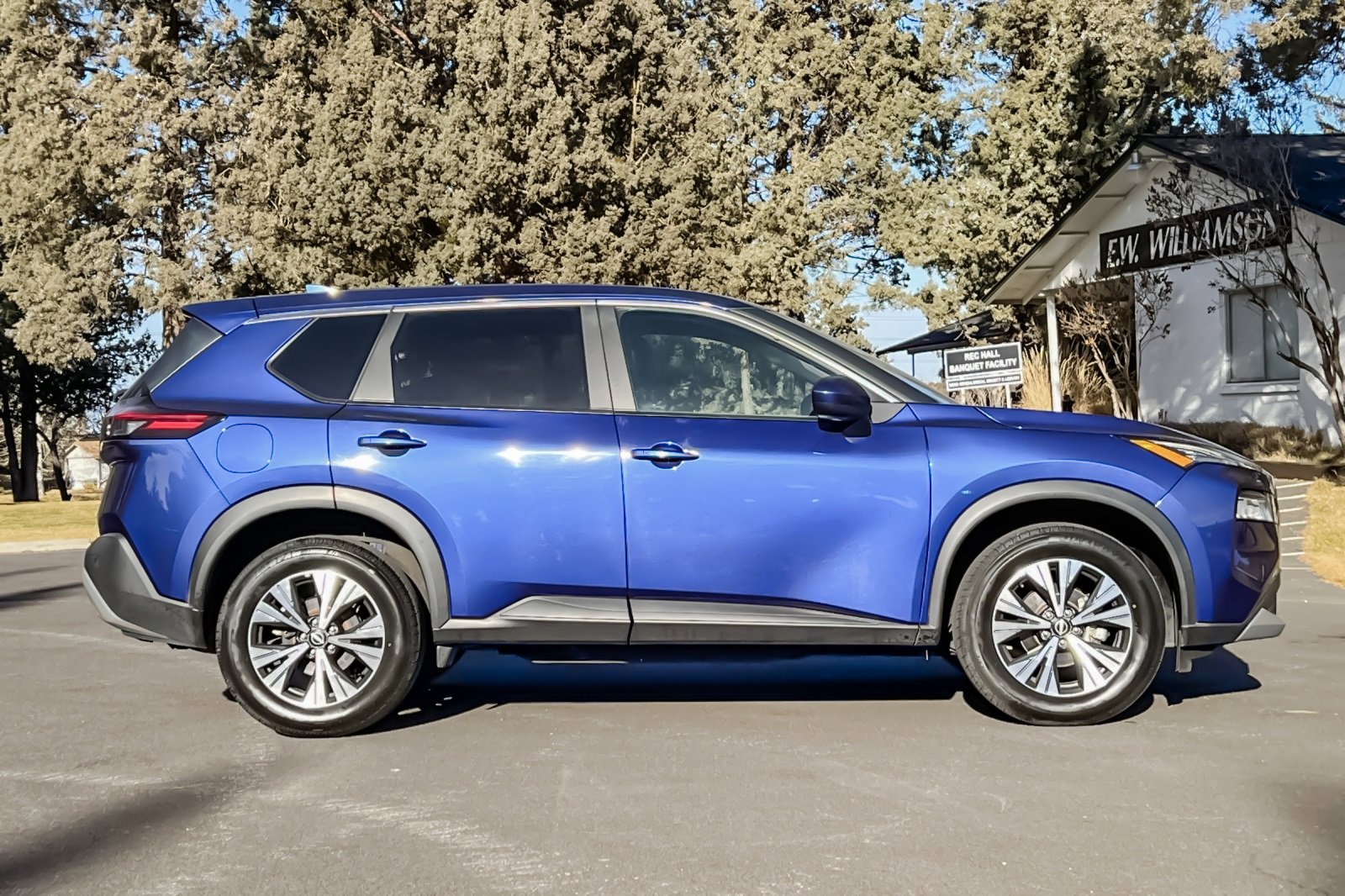 Used 2023 Nissan Rogue SV image 3