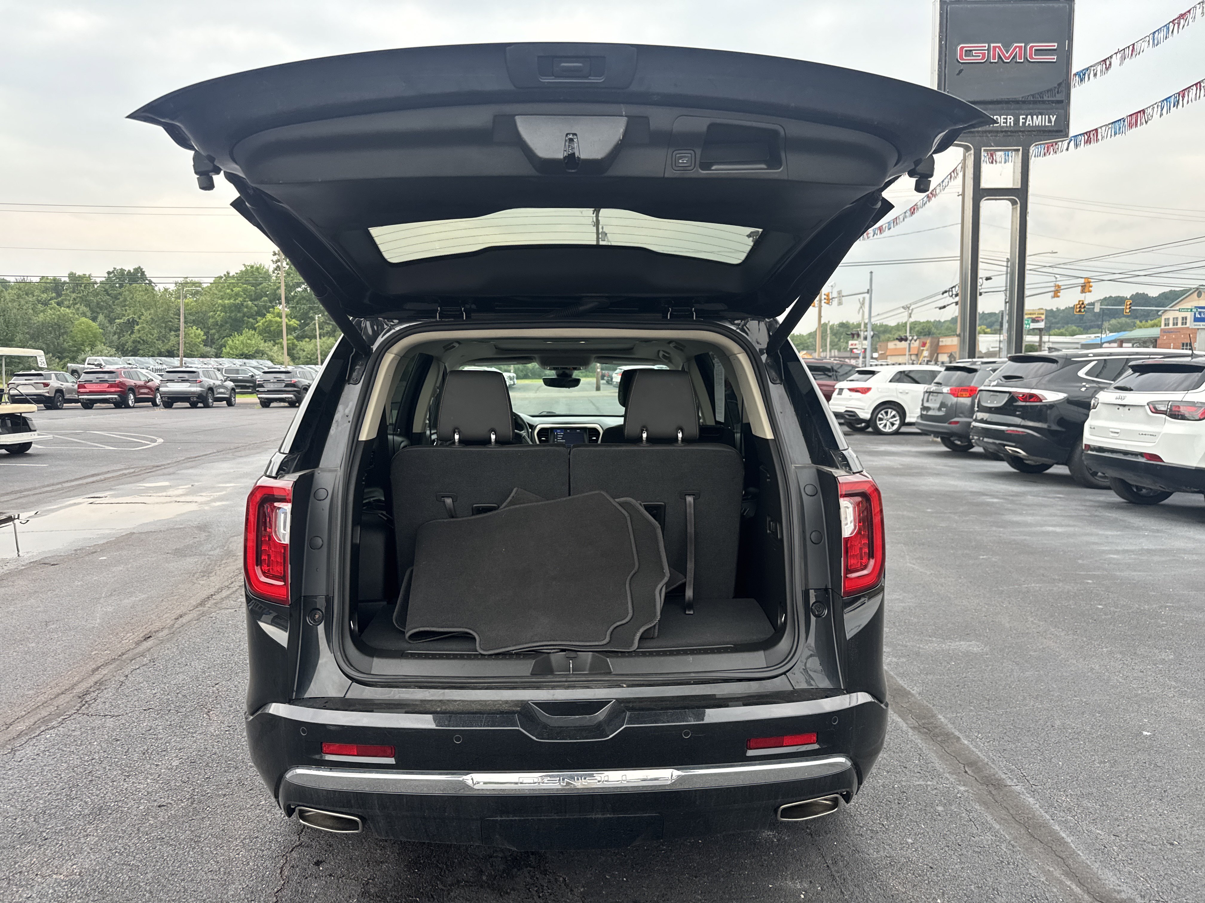 Used 2023 GMC Acadia Denali w/ Denali Ultimate Package AWD/4WD image 5