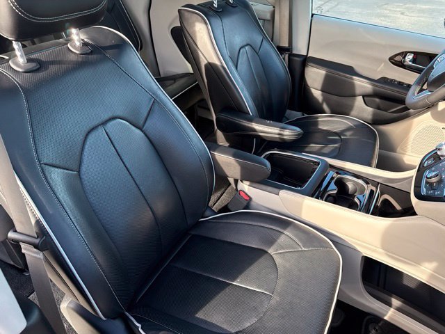 Used 2023 Chrysler Pacifica Limited w/ Uconnect Theater Family Group AWD/4WD image 16