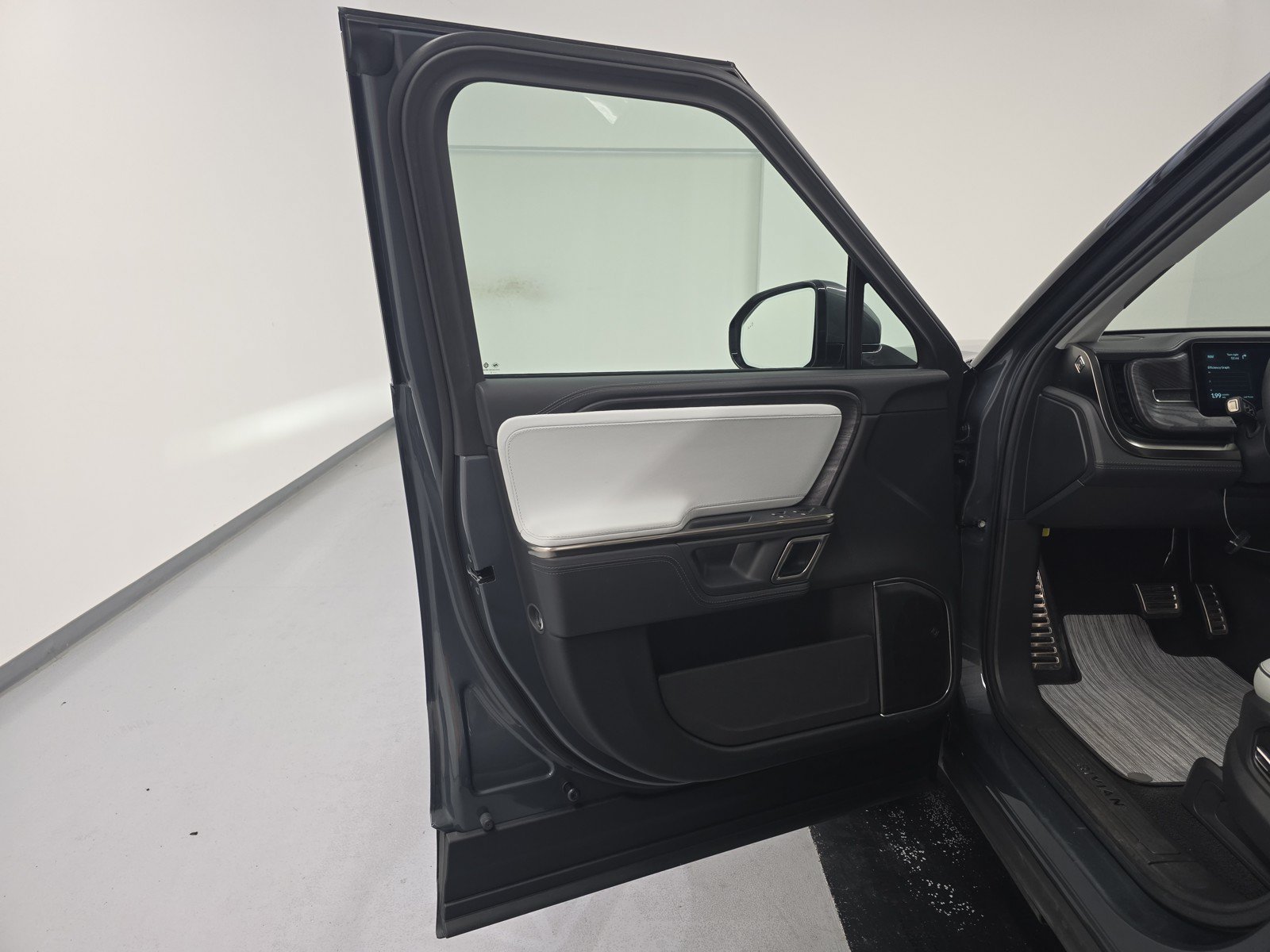 Used 2024 Rivian R1T Adventure AWD/4WD image 16