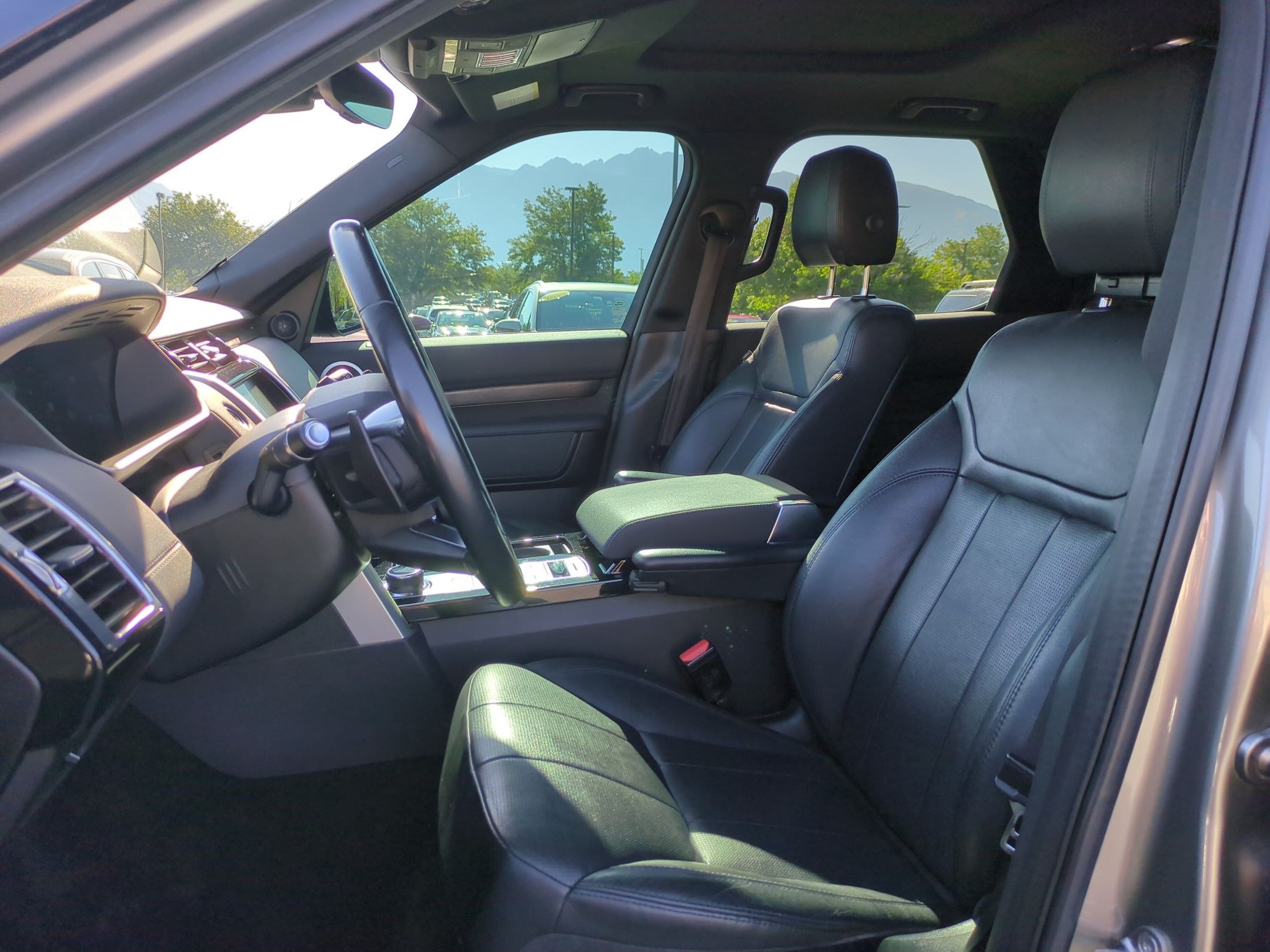 Used 2018 Land Rover Discovery HSE AWD/4WD image 17