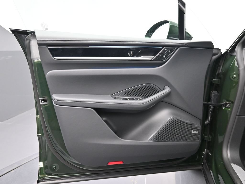 Certified 2025 Porsche Macan Electric RWD image 14