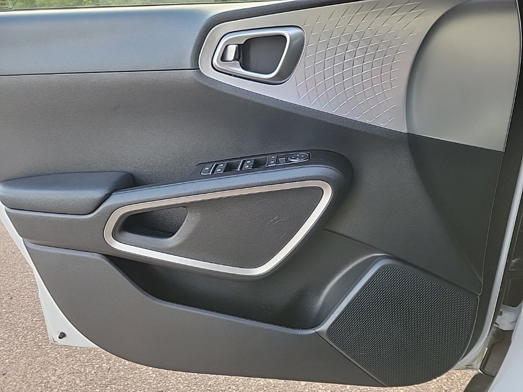 Used 2025 Kia Soul LX w/ LX Technology Package FWD image 28