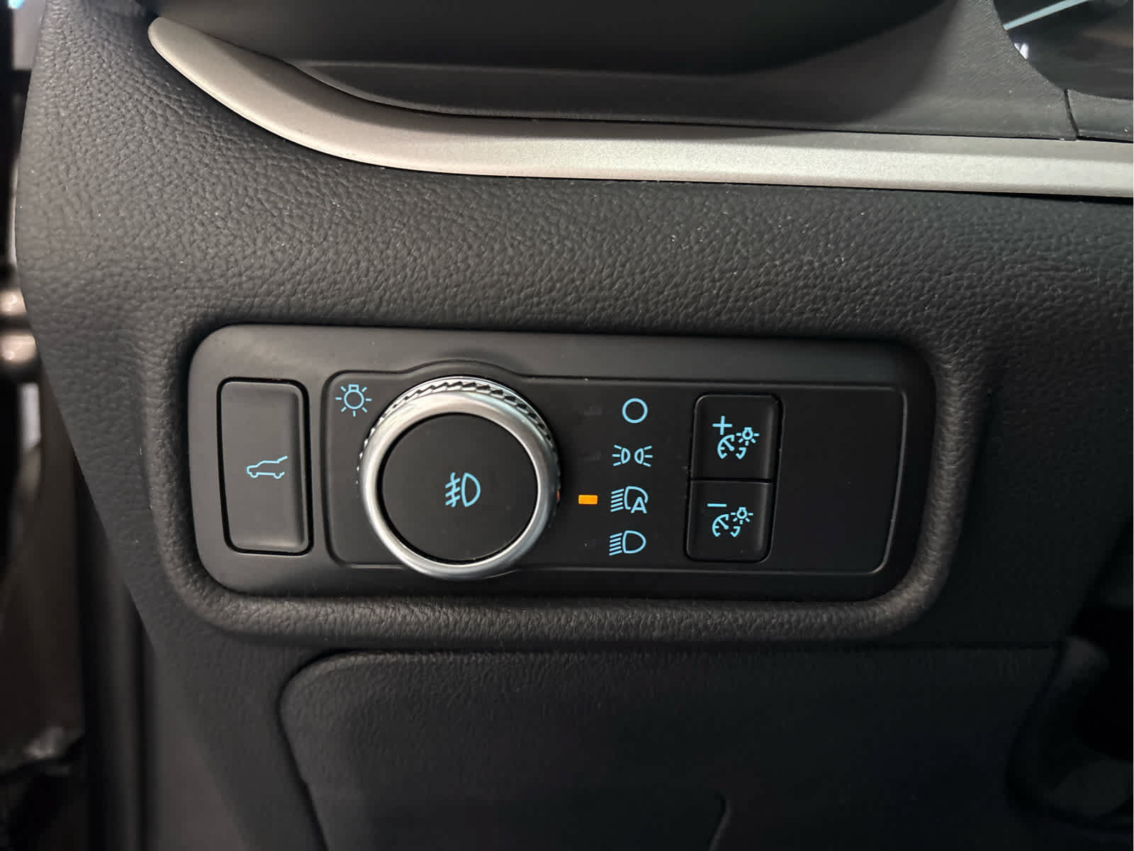 Used 2021 Ford Explorer XLT w/ Equipment Group 202A AWD/4WD image 17