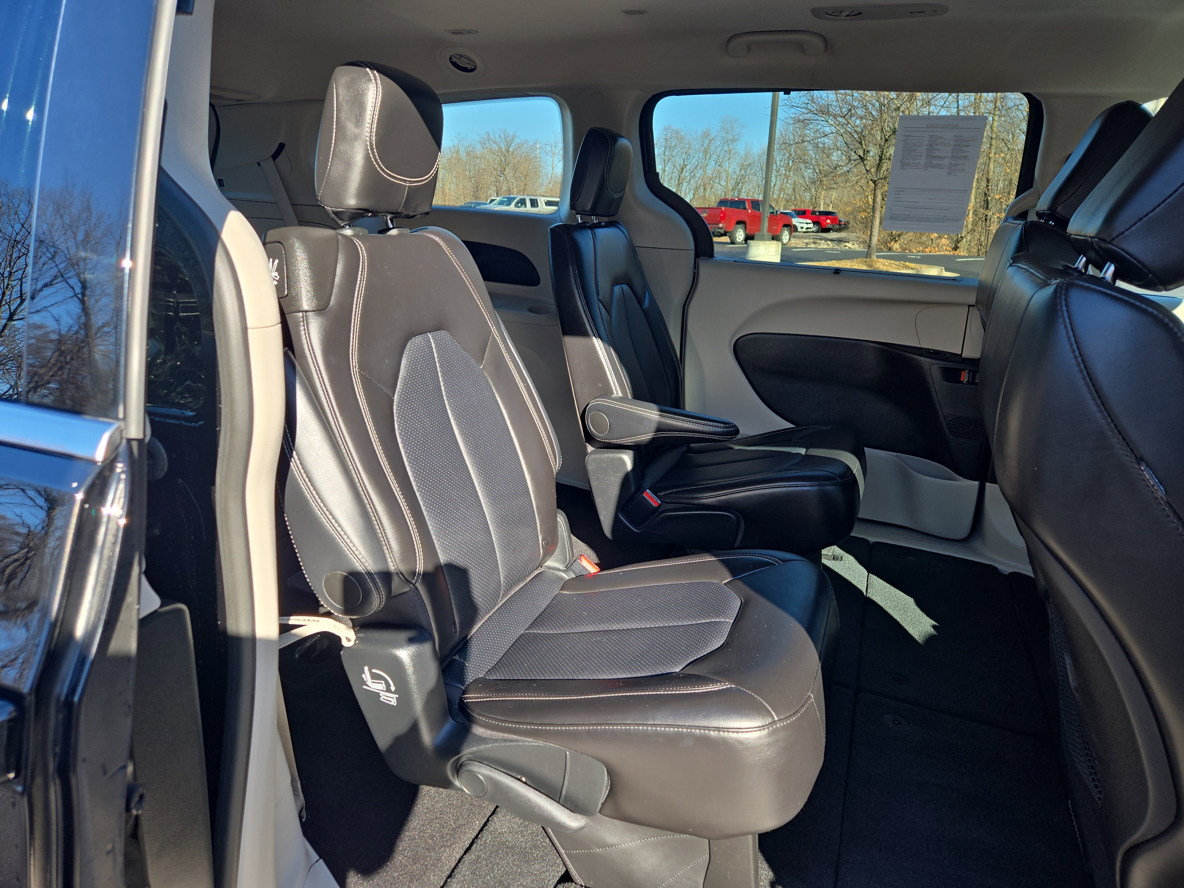 Used 2024 Chrysler Pacifica Touring-L image 28