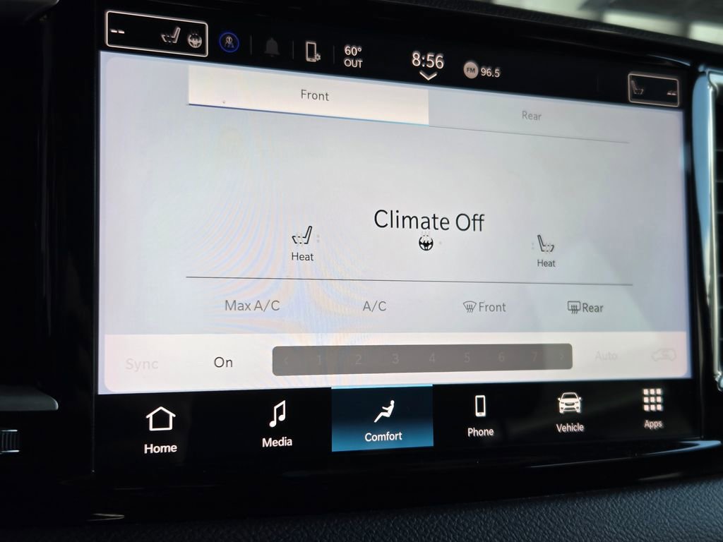 Used 2024 Chrysler Pacifica Touring-L FWD image 3