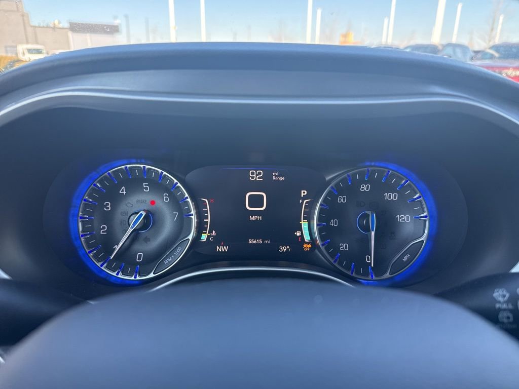 Used 2023 Chrysler Pacifica Touring-L FWD image 9