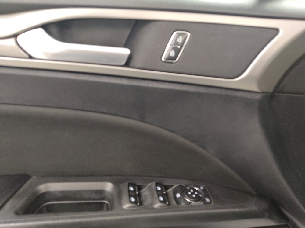 Used 2020 Ford Fusion SE FWD image 27