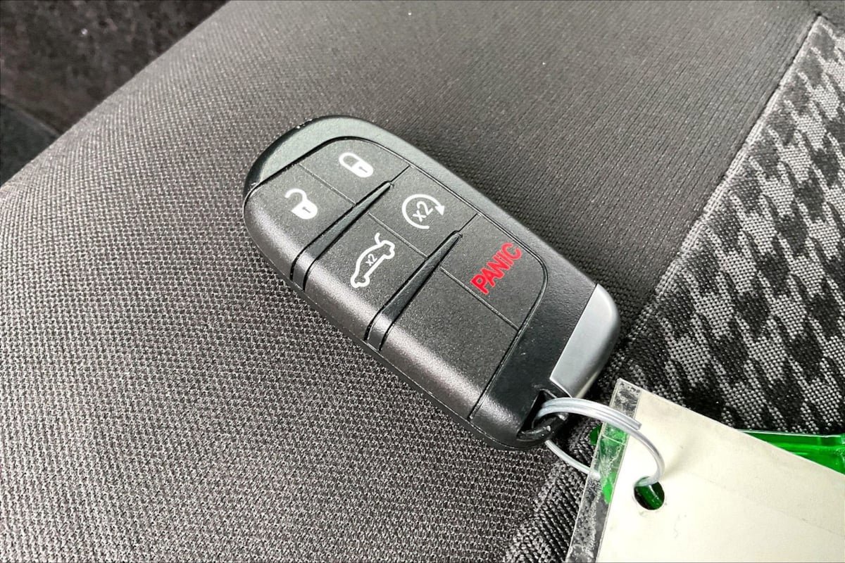 Used 2016 Dodge Challenger SXT RWD image 11