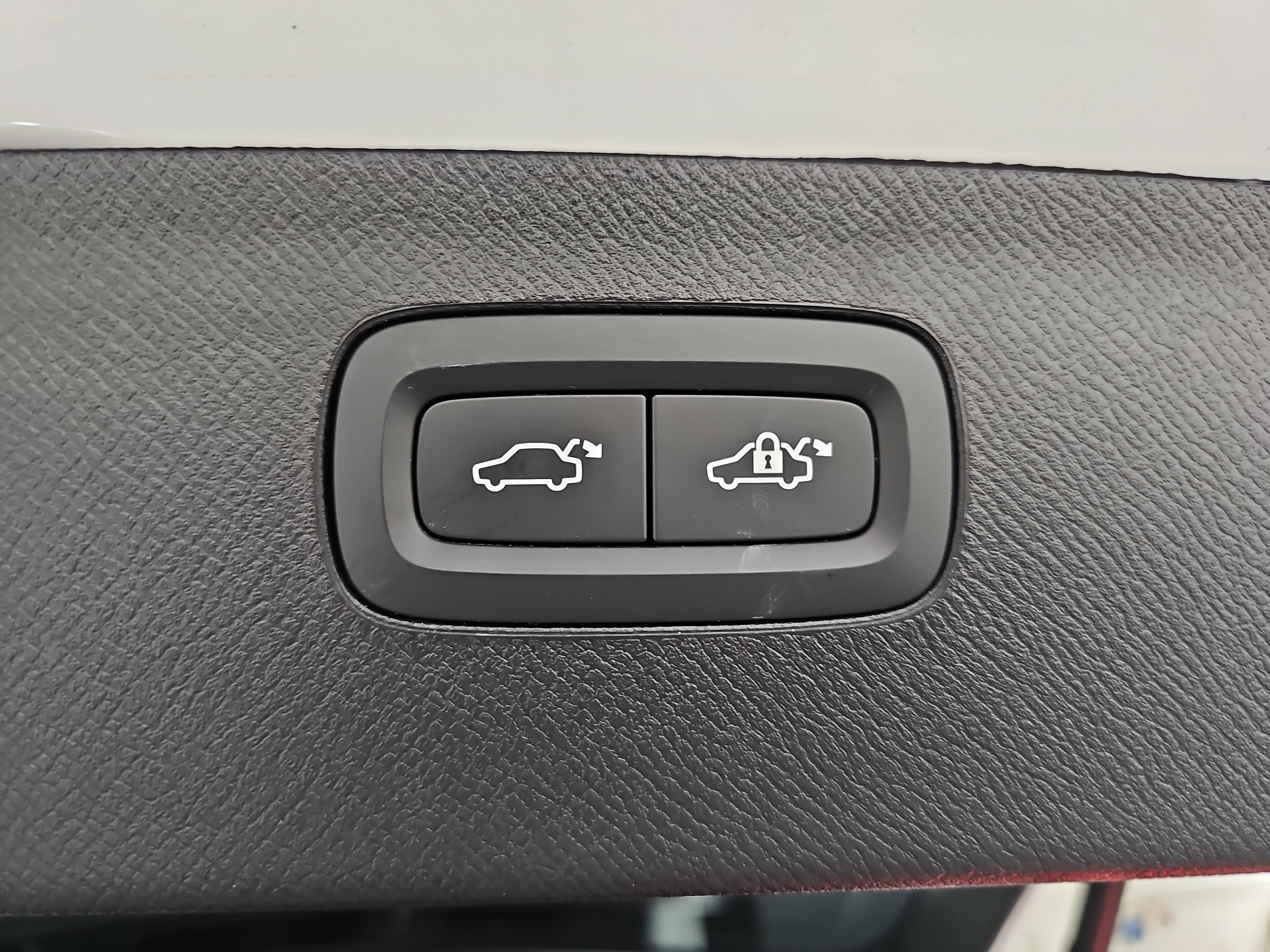 Used 2025 Volvo XC90 T8 Ultra w/ Protection Package Premier image 14