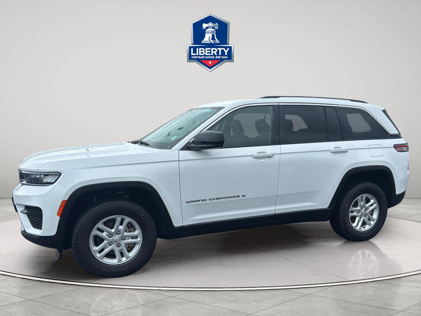 Used 2023 Jeep Grand Cherokee Laredo AWD/4WD image 1
