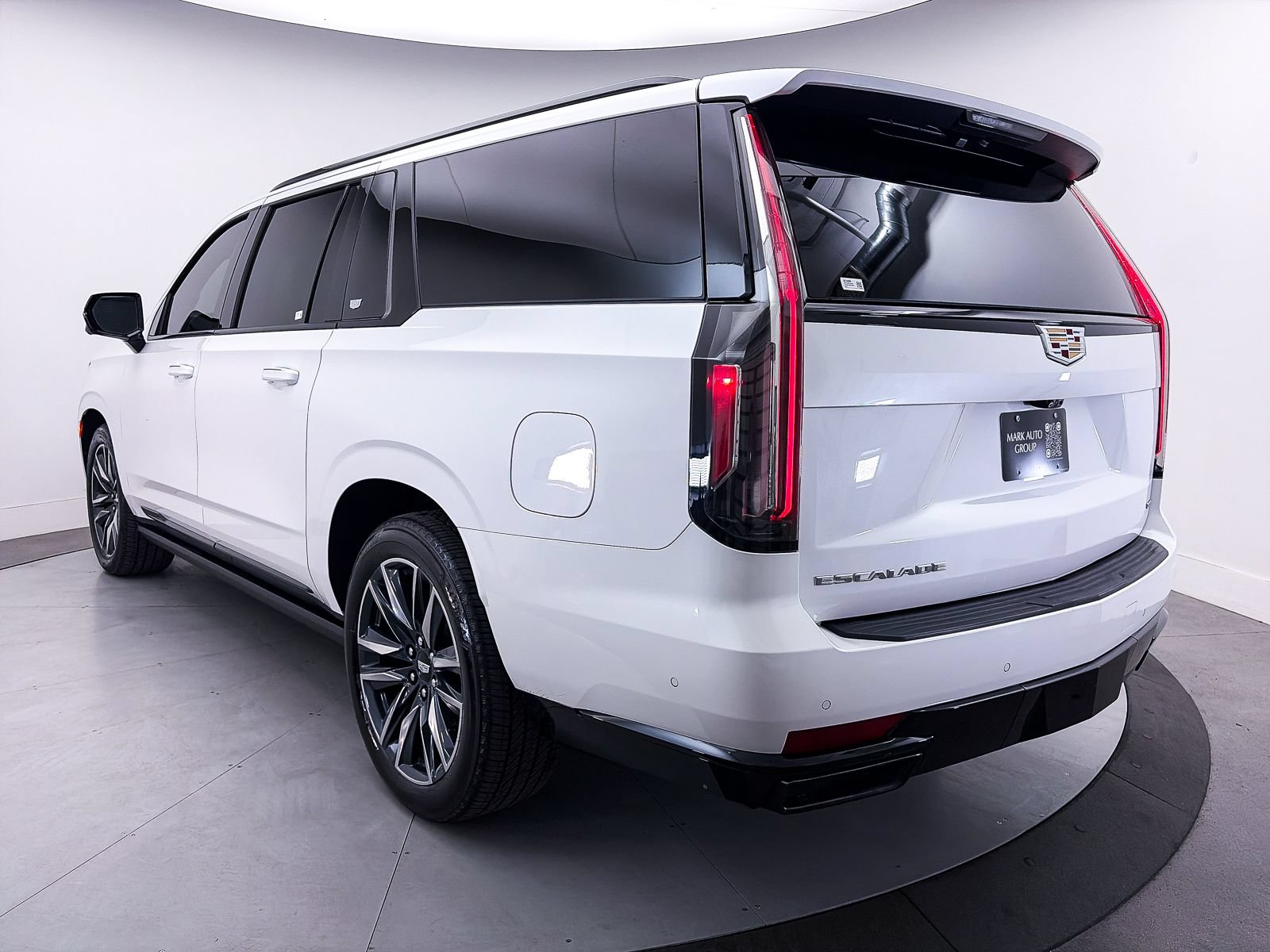 Used 2023 Cadillac Escalade ESV Sport Platinum AWD/4WD image 17