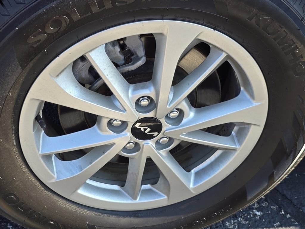 Used 2024 Kia Carnival LX FWD image 9