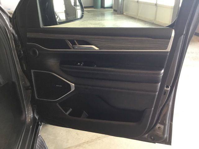 Certified 2024 Jeep Wagoneer L Series II AWD/4WD image 36